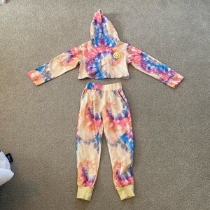 Lola and the boys set.